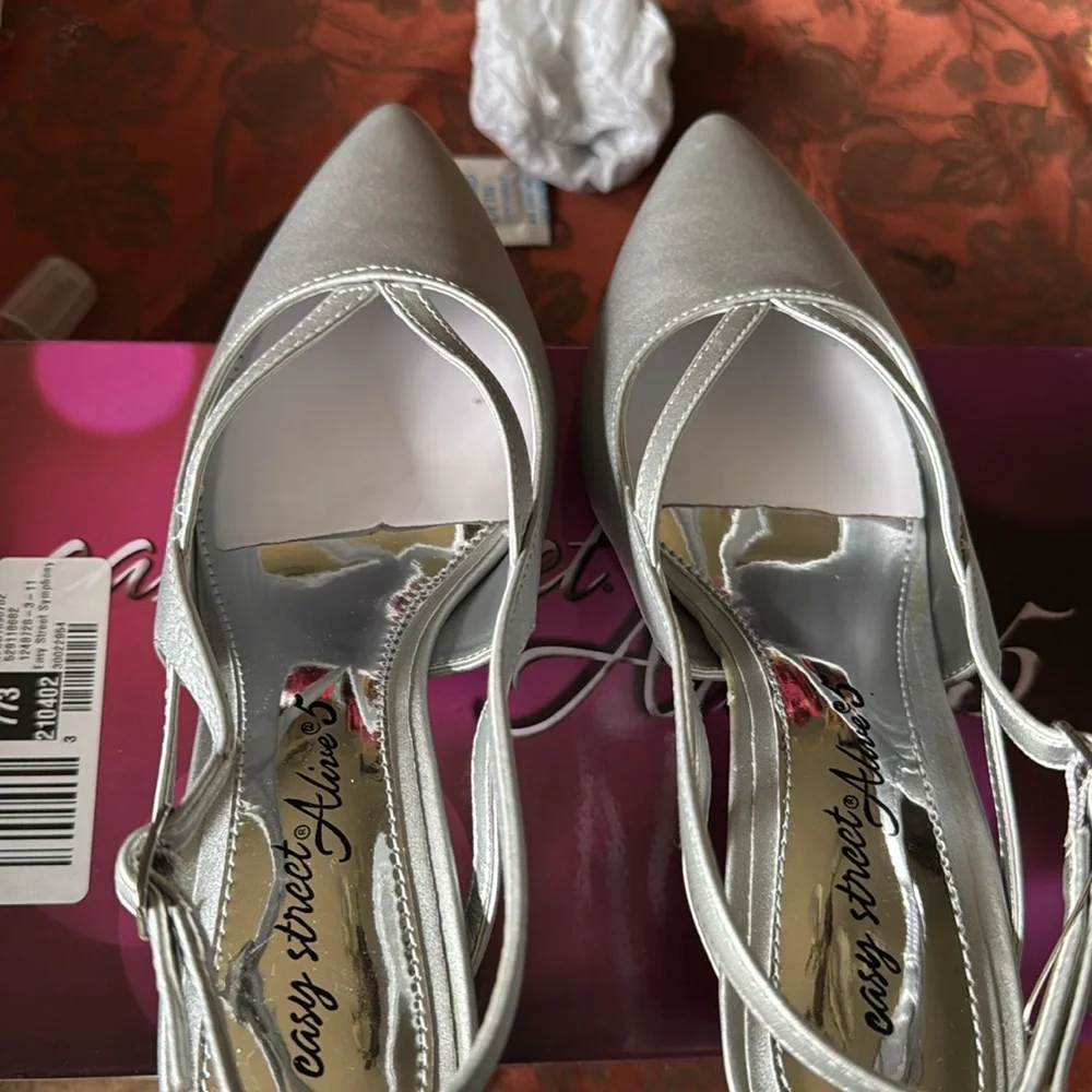 Elegant Silver Women's Slingback Shoes Never Worn Size 6W - Picture 12 of 12